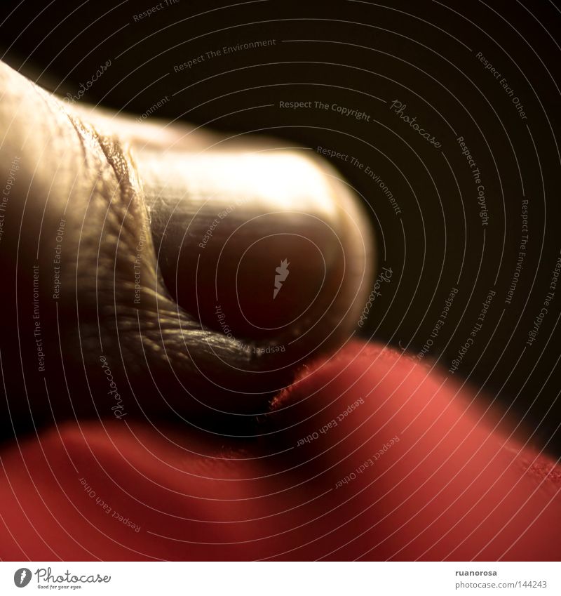 Pacini Finger Fingernagel Makroaufnahme Nahaufnahme Nagel Fingerspitzengefühl rot Zärtlichkeit Empfindlichkeit Ruanorosa reiben berühren rozar sensibilidad Tuch
