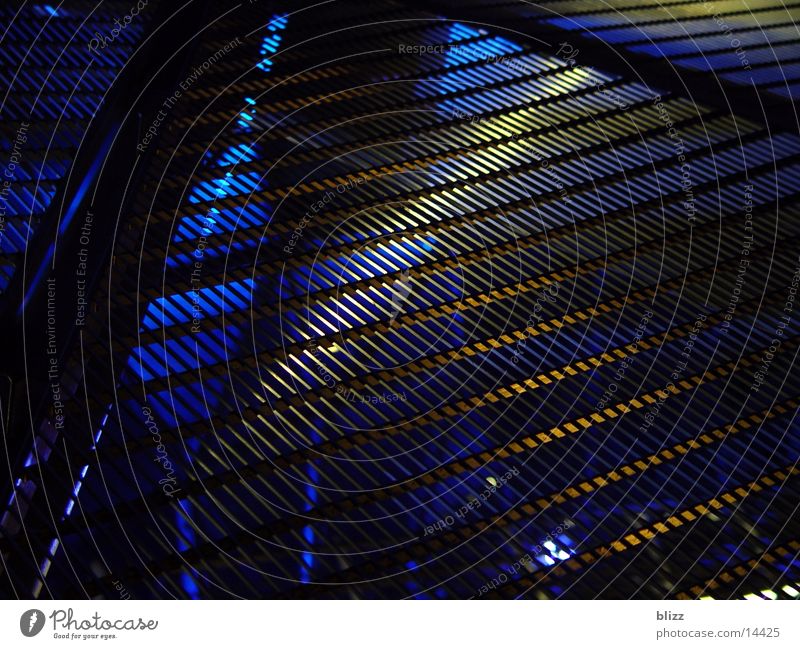 Gitter Graz Licht schwarz Architektur Makroaufnahme murinsel kulturhaupstadt Lichtstrahl Strukturen & Formen blau durchsichtig Metall black blue lightbeam
