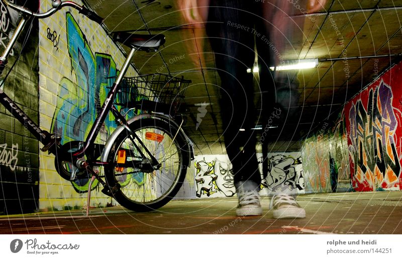HeidiBike Unterführung Langzeitbelichtung Fahrrad Klapprad gehen Fuß Schuhe Chucks Graffiti Bewegung laufen Durchgang