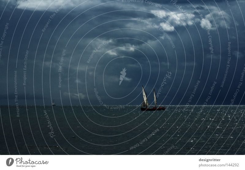 Heimfahrt Wasserfahrzeug Segelboot Segeln Schifffahrt Meer maritim See Ostsee Luft Brise Wellen Gischt Horizont Ferne Wetter Meteorologie Sturm Wind rau Klima