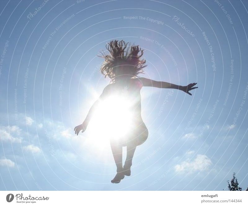 Jump2 Sonne Trampolin springen frei Freiheit Fröhlichkeit Freude Glück Licht blau Alkoholisiert Gegenteil Kontrast schwanger Leben Himmel Haare & Frisuren