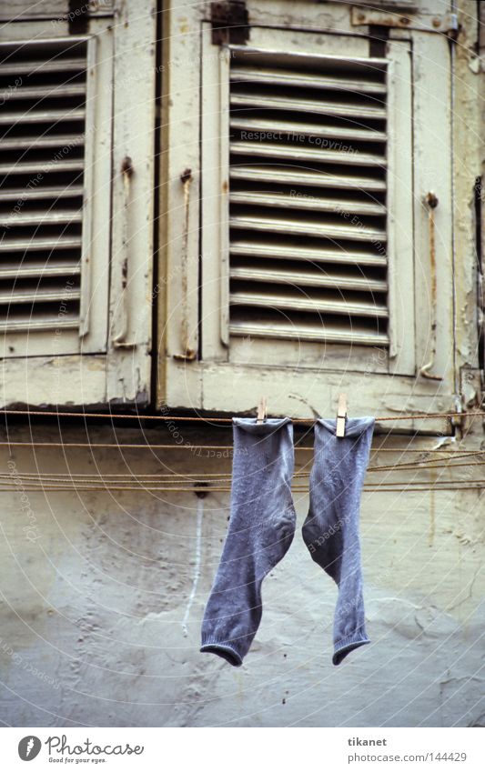 auslüften Strümpfe blau Wäsche Wäscheleine Fensterladen Holz verfallen alt Fassade Farbstoff Verfall Wolle Haushalt Detailaufnahme Bekleidung rau
