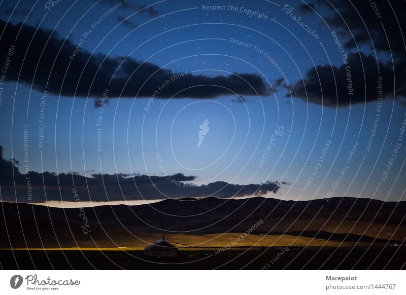 Jurte auf dem Feld in der Nacht Altai Nachthimmel Nomadenzelt Nomadenleben Stern Wolken Nachtaufnahme Außenaufnahme Farbfoto Natur Hügel Horizont Berge Licht