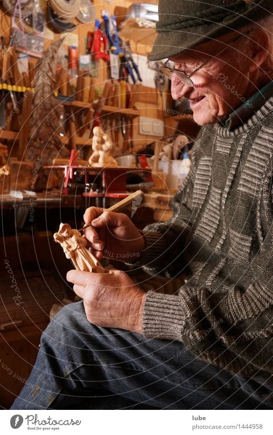 Holzschnitzer 2 Freizeit & Hobby Männlicher Senior Mann Großvater 1 Mensch 60 und älter Kunst Künstler Arbeit & Erwerbstätigkeit Leidenschaft Schnitzereien