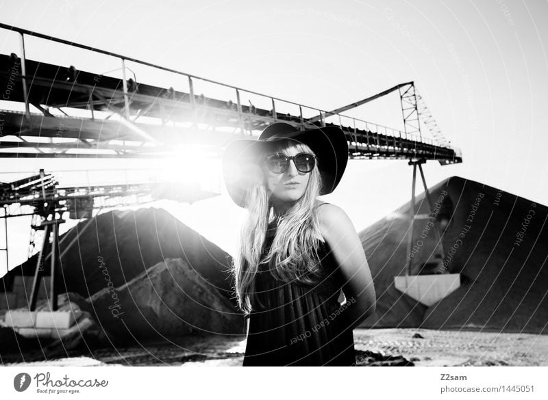 Biste Mode? Lifestyle elegant Stil schön Maschine feminin Junge Frau Jugendliche 30-45 Jahre Erwachsene Industrieanlage Fabrik Architektur Kleid Sonnenbrille