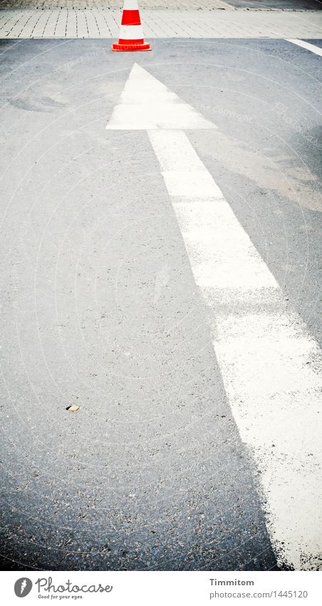 Dort etwa! Verkehr Straßenverkehr Zeichen Schilder & Markierungen Linie einfach grau rot weiß Gefühle Asphalt Pflastersteine Parkplatz Verkehrsleitkegel Pfeil
