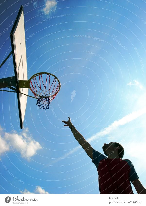 Unerreichbar Himmel blau Mann Arme Hand Wolken Sonne Oberkörper Sport Spielen Basketballer Basketballkorb Vor hellem Hintergrund himmelblau Blauer Himmel