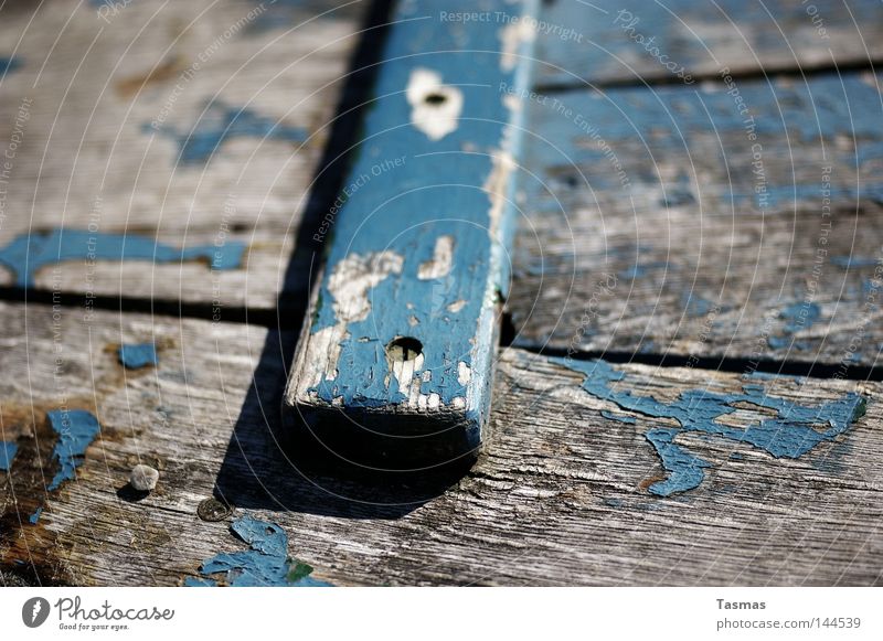 Planke Wasserfahrzeug Holz alt Schiffsplanken Holzbrett Anstrich Farbe Farben und Lacke blau Verfall Zahn der Zeit Wetter Detailaufnahme Meer Spuren der Zeit