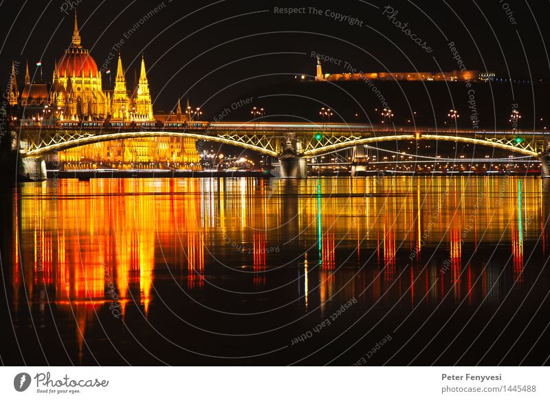 Abstrakte Reflexionen Fluss Budapest Ungarn Europa Hauptstadt Menschenleer Brücke Turm Wasser ästhetisch glänzend historisch Stadt Wärme gelb gold rot ruhig