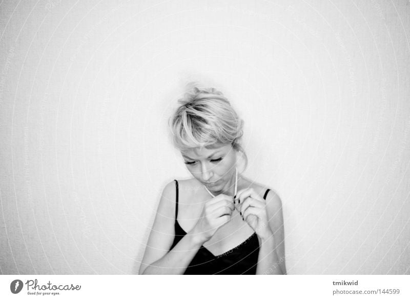 Einsamkeit Frau Schwarzweißfoto Hand Wand Trauer Verzweiflung blond Hände nachdenklich