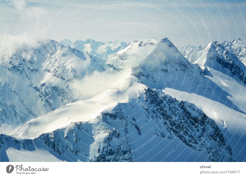 Hochgebirge Alpen Panorama (Aussicht) Silhouette Gipfel Schatten Wolken Spitze hoch blau kalt Winter groß