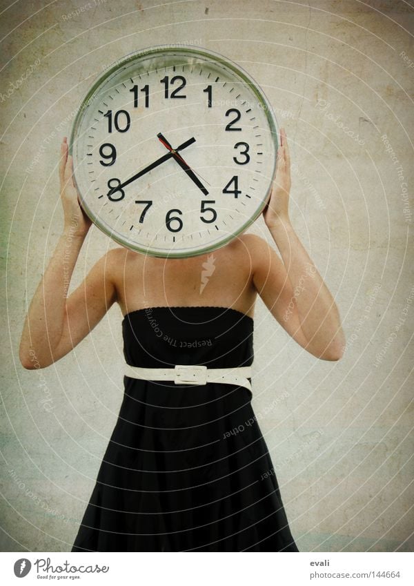 Impatient Uhr Frau Erwachsene Bekleidung Kleid Gürtel warten schwarz weiß Termin & Datum Zeit Meerstraße clock black white Ungeduld impatient time wait Farbfoto