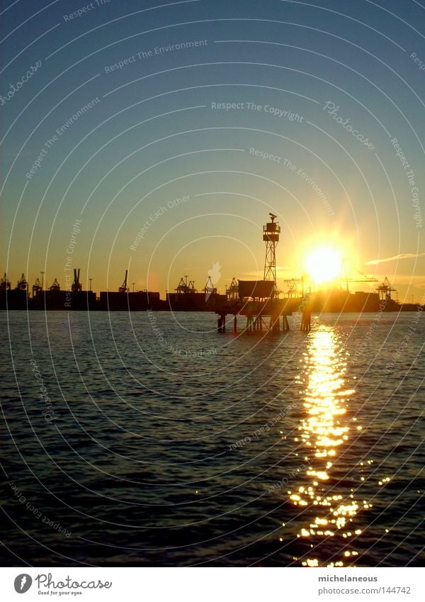 sunset in early spring Hamburg Hamburger Hafen Sonnenuntergang Himmel Fluss Elbe Kran Horizont Physik ästhetisch Wellen blau gelb Turm Wasser Insel Wärme