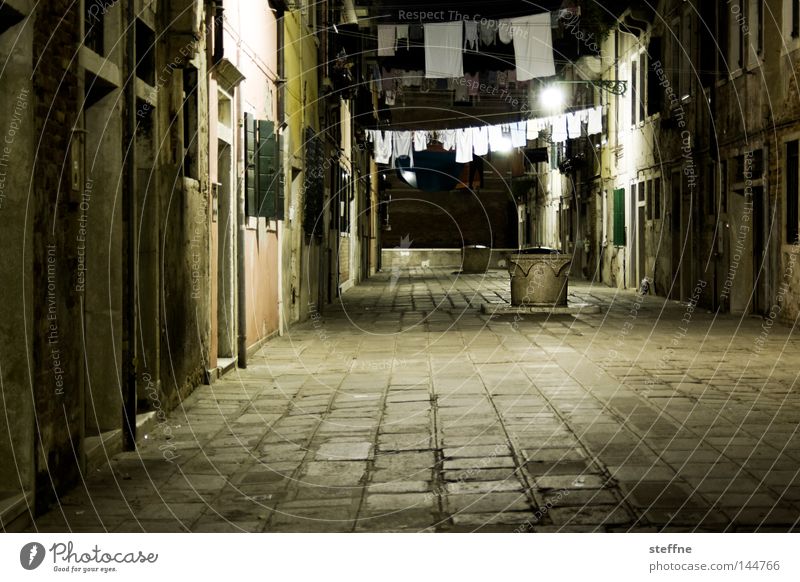 Platz da! Venedig Wäsche aufhängen Waschtag Nacht dunkel Abend Stimmung Italien Italienisch Hof Innenhof eng Häusliches Leben Verkehrswege piazza piazzetta