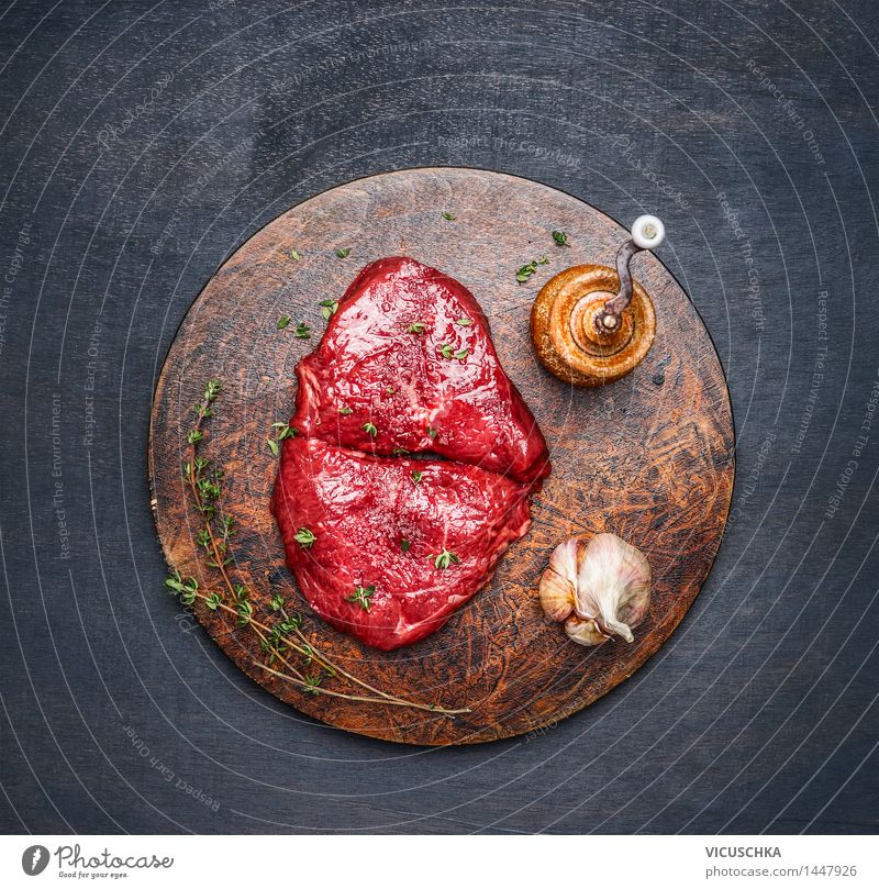 Steaks mit Zutaten auf rundem Schneidebrett Lebensmittel Fleisch Kräuter & Gewürze Ernährung Mittagessen Abendessen Bioprodukte Diät Gesunde Ernährung Tisch