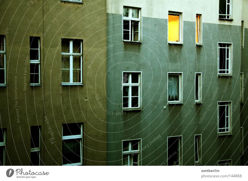 Fenster morgens Haus Stadthaus Mieter Vermieter Hof Hinterhof Gebäude Morgen aufstehen Regen erleuchten Erkenntnis geheimnisvoll Berlin Häusliches Leben