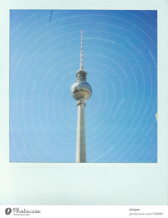 La Chamanduturm Berliner Fernsehturm Turm blau Fotografie Polaroid analog Bilderrahmen Spitze hoch aufwärts Haus Gebäude Aussicht groß Kugel Geometrie Quadrat