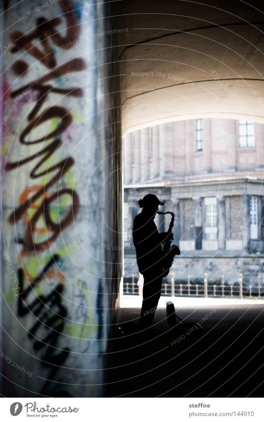 SAX off the BEACH Saxophon Musik Musiker Straßenmusiker Unterführung Brücke Graffiti Freude Konzert Mann Musiker u. Bands u. Komponisten