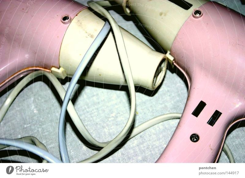 Objektliebe. Zwei rosa föhns des gleichen Modells liegen auf einer grauen Unterlage. Vintage. Zwillinge, Liebespaar, symbolik Haare & Frisuren Bad Friseur Kabel