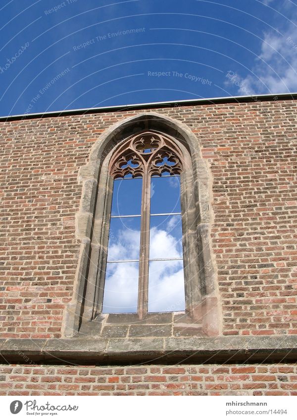 Fenster zum Himmel Kirchenfenster Wölbung Mauer Wolken Gotteshäuser Religion & Glaube blau Stein