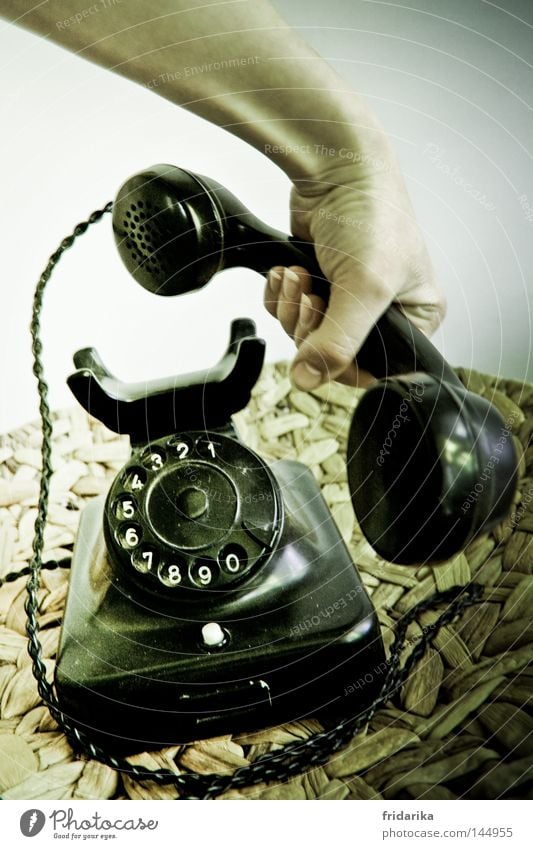anruf III Telekommunikation sprechen Telefon Hand Kunststoff Ziffern & Zahlen alt hören Kommunizieren liegen Telefongespräch schwarz weiß Mobilität Telefonhörer