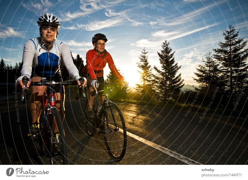 sehr früh am morgen ... Rennrad Sonnenaufgang Frau Rennsport fahren Geschwindigkeit Gegenlicht rot Ferien & Urlaub & Reisen Fahrradtour Freizeit & Hobby
