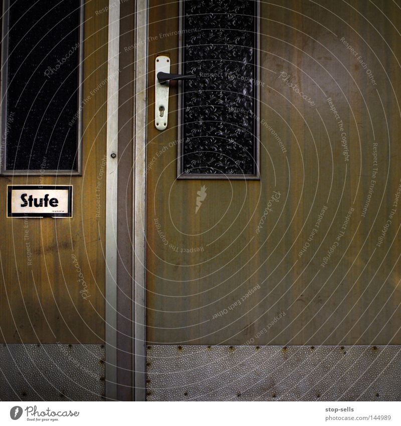 Vorsicht aufsteigen Holz Aluminium Griff aufmachen schließen eintreten urinieren Durchgang Portal Doppeltür Wort Hinweisschild Detailaufnahme Warnhinweis