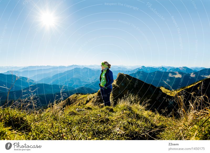 Gipfelstürmerin Lifestyle Freizeit & Hobby Ausflug Abenteuer Freiheit wandern feminin Junge Frau Jugendliche 30-45 Jahre Erwachsene Natur Landschaft Himmel