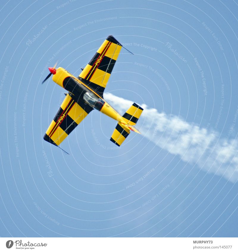 Pilot ohne Flugangst........ zum Glück nur ein Einsitzer ;-) Luftverkehr Show Himmel Wolken Nebel Flugzeug Propellerflugzeug Sportflugzeug Rauch fliegen blau