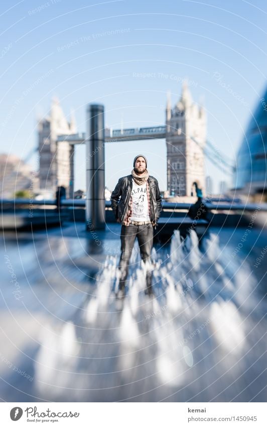 Tower Bridge Lifestyle Stil Ferien & Urlaub & Reisen Tourismus Ausflug Mensch maskulin Junger Mann Jugendliche Erwachsene Leben Körper 1 18-30 Jahre London