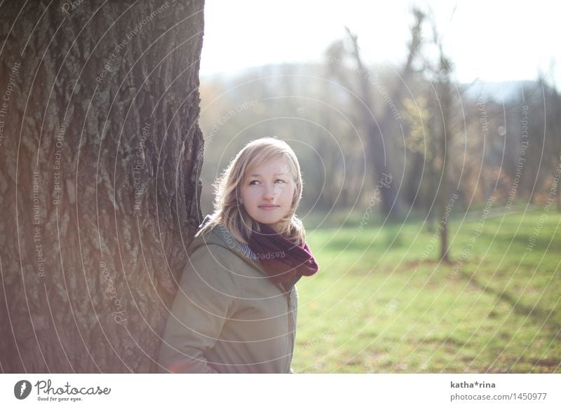 Herbstsonne . Erholung feminin Junge Frau Jugendliche 1 Mensch 18-30 Jahre Erwachsene Natur Schönes Wetter Baum Park Jacke Schal blond langhaarig natürlich