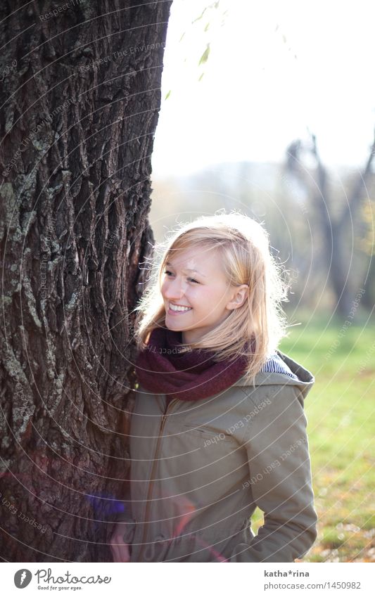 Herbstsonne . Mensch feminin Junge Frau Jugendliche 1 18-30 Jahre Erwachsene Schönes Wetter Baum Jena Park Lächeln blond Fröhlichkeit Glück schön positiv dünn