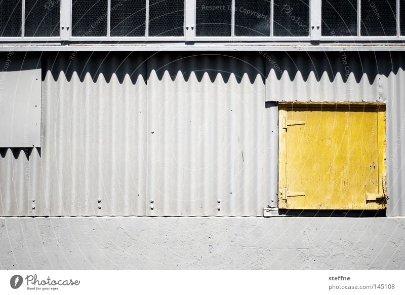 Gelbstich Wand Lagerhalle Industriefotografie Fabrikhalle Tür gelb grau Blech Wellblech Schatten