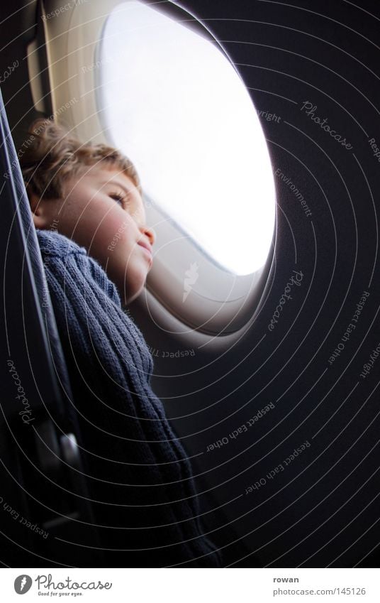 ausblick Kind fliegen Flugzeug Denken Reflexion & Spiegelung Himmel Fenster Blick Ferien & Urlaub & Reisen träumen Fernweh Ferne Einsamkeit Junge hoch Aussicht