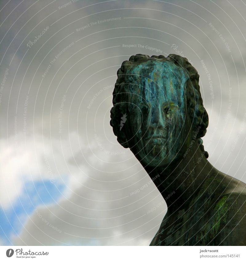 Reiz der Patina Gesicht Skulptur Gewitterwolken Metall Rost alt historisch Traurigkeit Vergänglichkeit Wandel & Veränderung Firnis Zahn der Zeit psychotisch