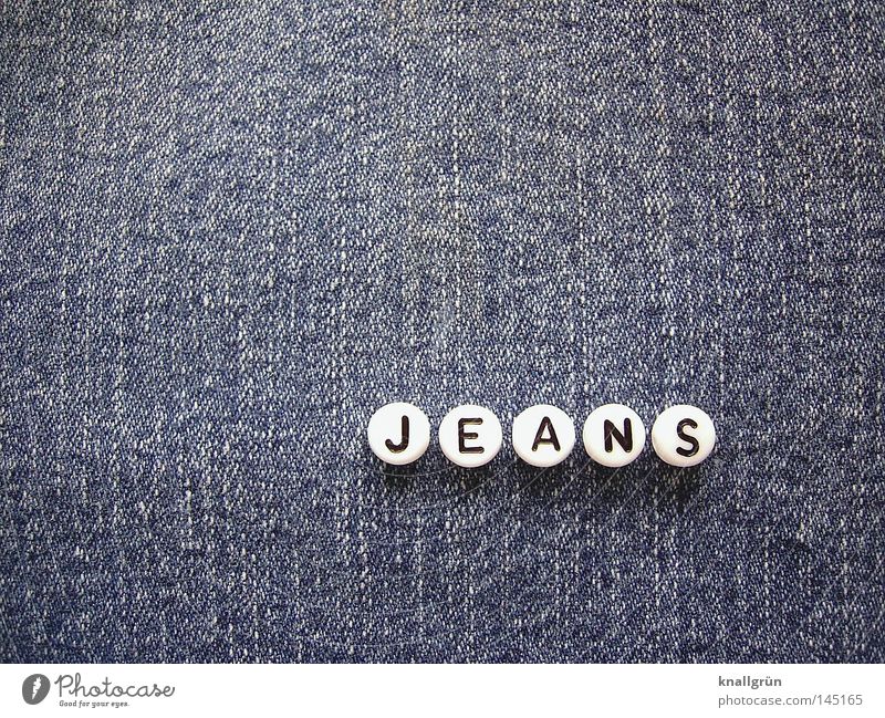 JEANS Wort Buchstaben Dinge blau weiß schwarz rund Stoff Jeanshose Jeansstoff Baumwolle obskur Schriftzeichen Letter Perle