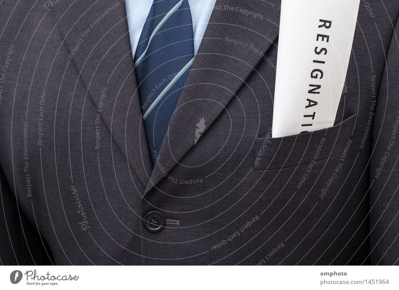 Gefaltetes Rücktrittsschreiben, in die Jackentasche eines Mannes gesteckt Freiheit Dekoration & Verzierung Arbeit & Erwerbstätigkeit Beruf Büroarbeit Business