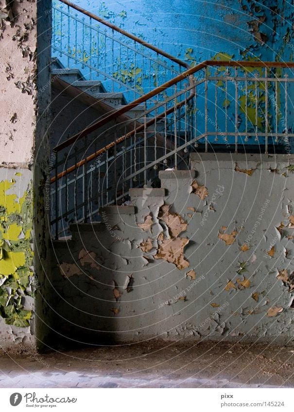 VermieterSache Verfall verfallen Flur Treppe Mauer historisch Farbstoff abblättern Schatten Licht streichen Renovieren Treppengeländer aufsteigen