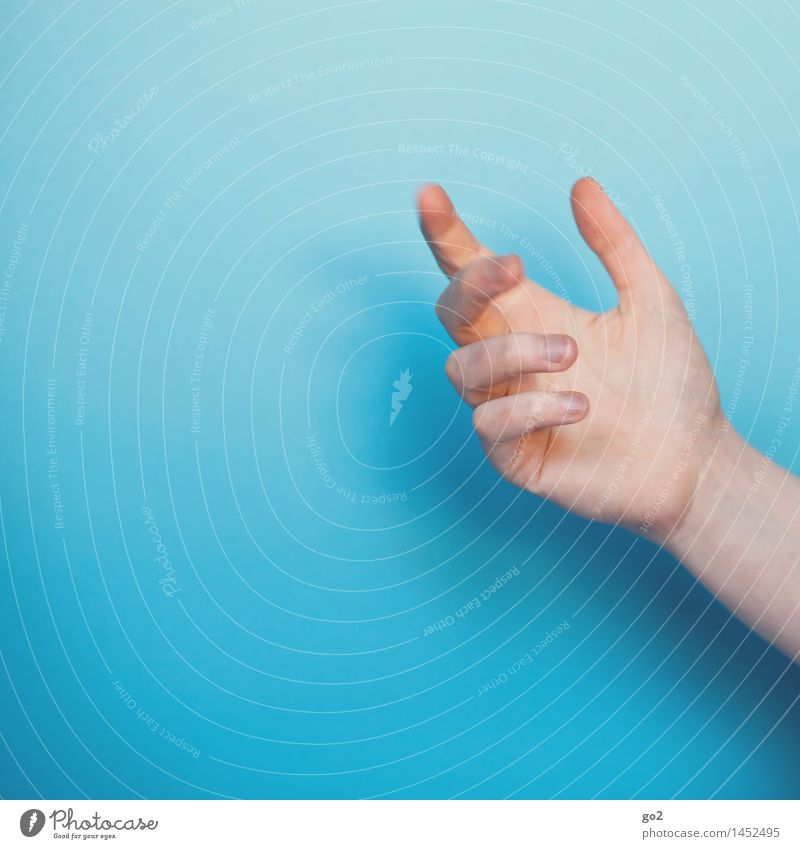 Hand Mensch Frau Erwachsene Finger 1 30-45 Jahre Bewegung sprechen Kommunizieren ästhetisch einzigartig blau Kontakt gestikulieren Farbfoto Innenaufnahme