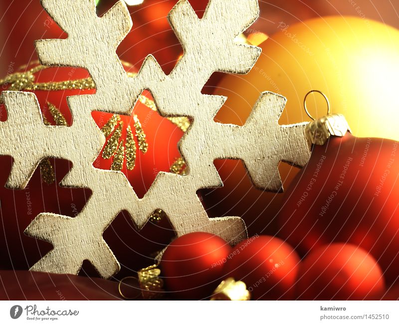 Große hölzerne Schneeflocke und Weihnachtsbälle. Design Glück schön Winter Dekoration & Verzierung Feste & Feiern Weihnachten & Advent Ornament glänzend hell