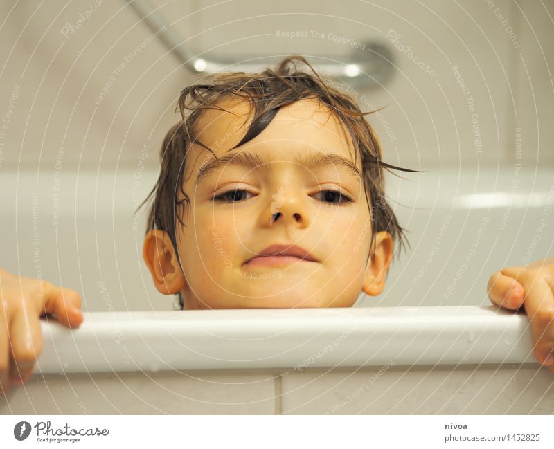 aufgetaucht Erholung Spa Mensch maskulin Kind Junge Kopf 1 3-8 Jahre Kindheit Wasser kurzhaarig beobachten genießen hocken Schwimmen & Baden frech nass