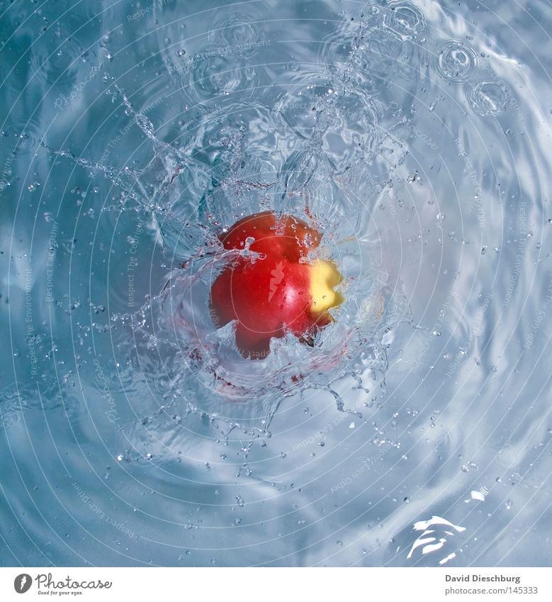 Apfelschorle Flüssigkeit nass feucht rot Oberfläche Vitamin Wellen Teich spritzen einschlagen Strukturen & Formen Wasseroberfläche Erfrischung Frucht werfen