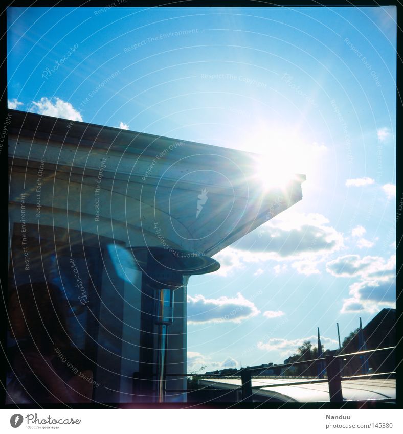 über dem Zenit Dach Vordach Himmel Sommer Sonne Abend Gegenlicht analog Dia Mittelformat Quadrat Filmindustrie Wolken blau Sonnenstrahlen ruhig Blendenfleck