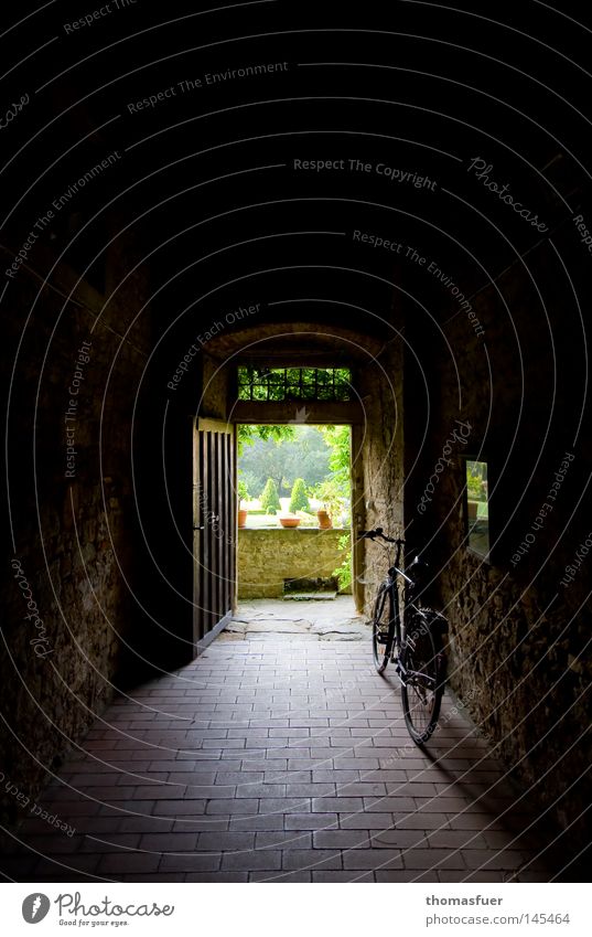 Fahrrad in Hausdurchgang alt Tunnel Burg oder Schloss Perspektive Ausgang Hof Garten Schlossgarten Mauer blockieren Tor Tür Aussicht Ausdauer langhaarig