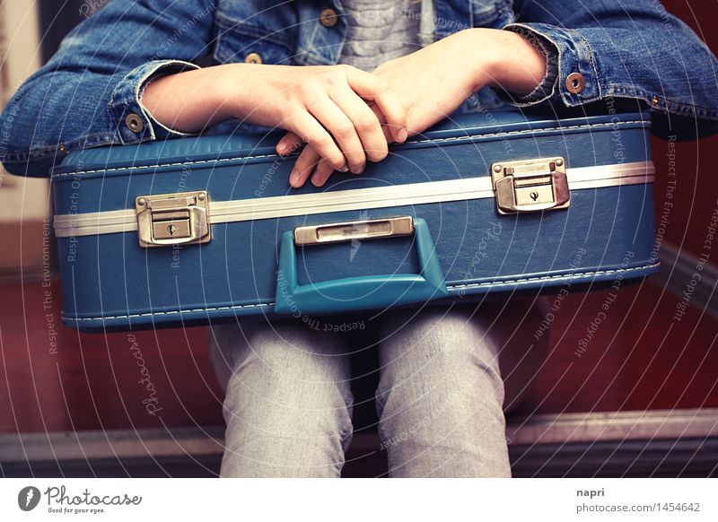 warten I Ferien & Urlaub & Reisen Umzug (Wohnungswechsel) feminin Junge Frau Jugendliche 1 Mensch 13-18 Jahre 18-30 Jahre Erwachsene Koffer sitzen retro blau