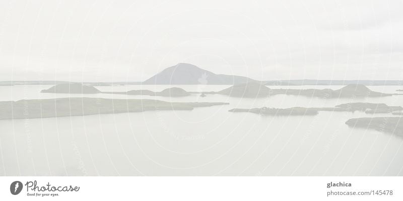 white Island Insel Einsamkeit kalt Eis Landschaft Landschaftsformen schön Himmel hell grau Meer Wasser Nebel weiß Unendlichkeit Sehnsucht Wolken Gebirgssee See