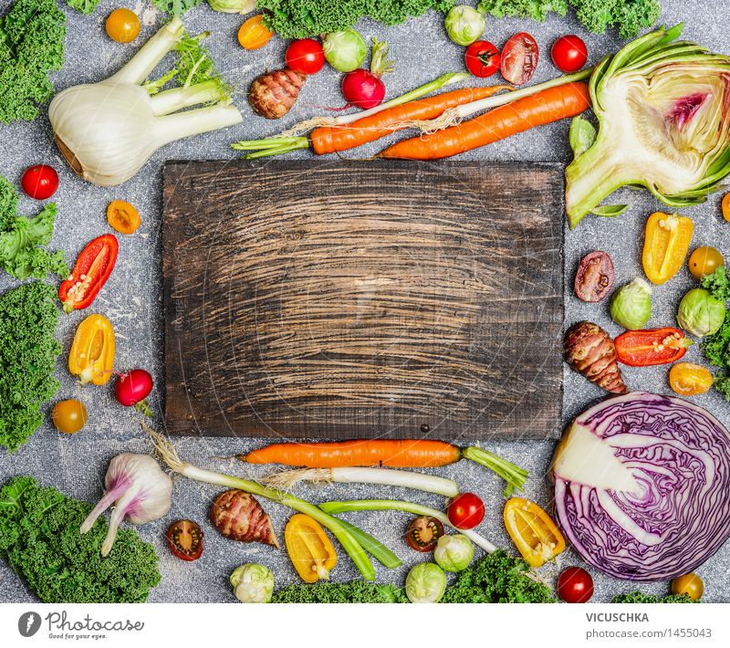 Gesunde Ernährung mit buntes Gemüse Lebensmittel Bioprodukte Vegetarische Ernährung Diät Stil Design Gemüsegerichte Artischocke Fenchel Möhre Grünkohl Paprika