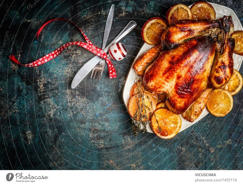 Gebratener Hänchnen mit Orangen zum Weihnachtstisch Lebensmittel Fleisch Kräuter & Gewürze Ernährung Abendessen Festessen Geschäftsessen Bioprodukte Teller