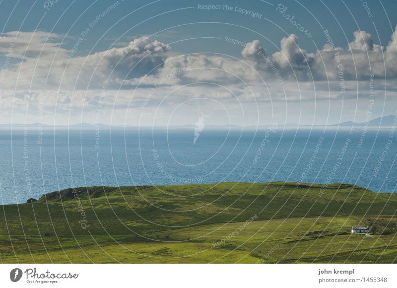 Nah am Wasser gebaut Landschaft Wolken Schönes Wetter Gras Küste Meer Isle of Skye Schottland Einfamilienhaus Gebäude Kitsch maritim grün Zufriedenheit