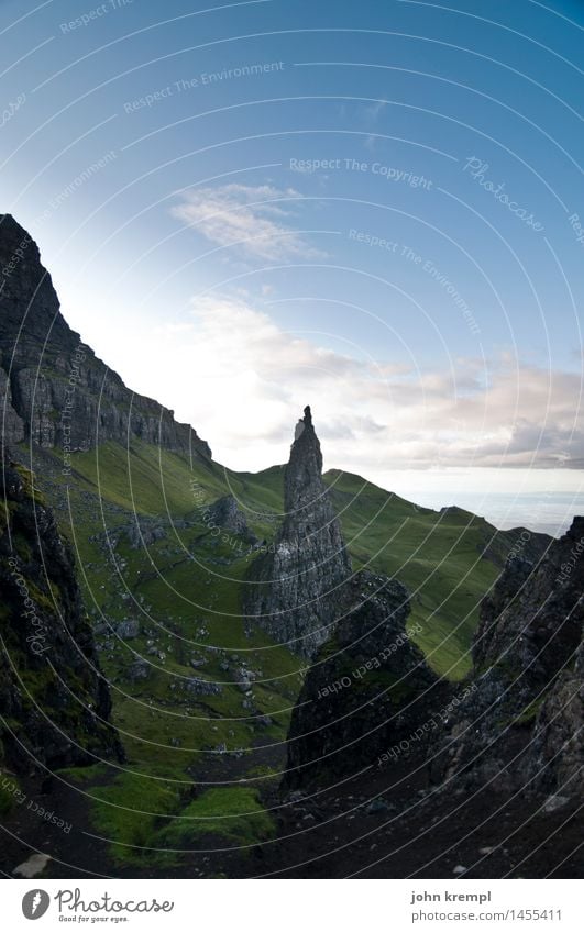 Spitzfindigkeit Umwelt Natur Felsen Berge u. Gebirge Gipfel Schottland Isle of Skye dunkel gigantisch Tapferkeit selbstbewußt Willensstärke Tatkraft bedrohlich